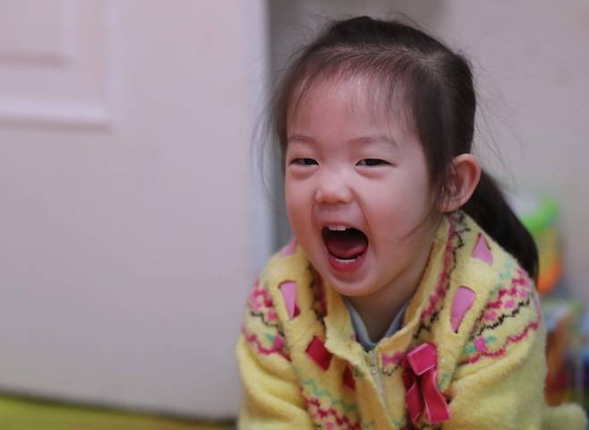 이슬비(가명)양이 지난 3일 오후 서울 관악구 자택에서 외할머니와 함께 블록놀이를 하며 웃고 있다.  백소아 기자 thanks@hani.co.kr