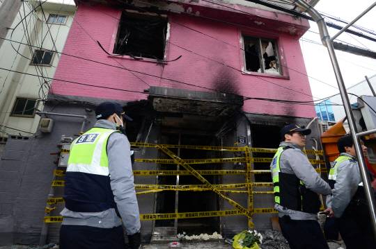 처참한 현장 : 지난 20일 방화로 6명이 숨지고 4명이 다친 서울 종로구 여관 앞에서 22일 오전 경찰이 현장을 통제하고 있다. 신창섭 기자 bluesky@