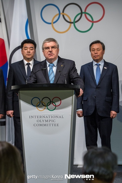 왼쪽부터 김일국 북한 체육상, 토마스 바흐 IOC 위원장, 도종환 문화체육관광부 장관