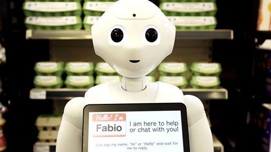 실제 매장에 배치된 페퍼 로봇, 상점 주인은 이 로봇의 이름을 파비오로 이름 붙였다. (사진=BBC)