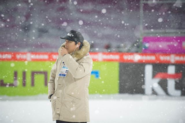 김흥수 위원장이 눈 날리는 스키점프대에서 시설 점검을 하고 있다. 김흥수 위원장 제공