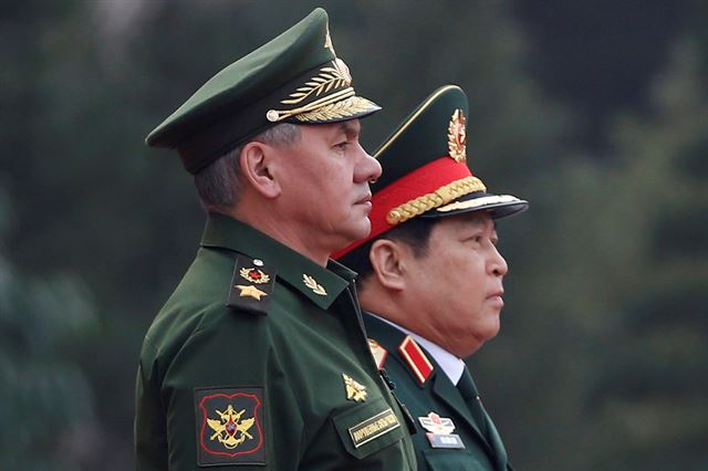 세르게이 쇼이구(왼쪽) 러시아 국방장관이 베트남을 방문한 가운데 23일 하노이에서 열린 환영 행사에서 응오 쑤언 릭 베트남 국방장관과 나란히 서 있다. 하노이=로이터 연합뉴스