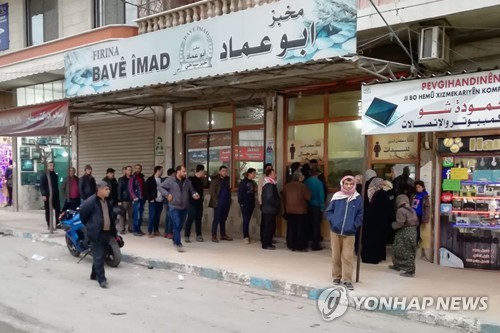시리아 북서부 쿠르드 지역 빵집 앞 긴 줄…"대피·피란 준비" [AFP=연합뉴스]
