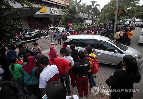 인니 자바섬 남부 해저서 규모 6.4 강진…쓰나미 경보는 없어 (자카르타 EPA=연합뉴스) 인도네시아 자바섬 남부 해저에서 23일 오후 1시 34분께(현지시간) 규모 6.4의 강진이 발생하자 수도 자카르타 주민들이 건물 밖으로 뛰어나와 서성이고 있다. 인도네시아 기상기후지질청(BMKG)은 진앙은 보고르 남서쪽 108㎞ 해저로 진앙에서 150여㎞ 떨어진 자카르타에서도 수십초간 건물 흔들림이 감지됐다고 밝혔다. 쓰나미 경보는 발령되지 않았으며 피해사항은 아직 확인되지 않고 있다. ymarshal@yna.co.kr