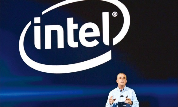 브라이언 크러재니치 인텔 최고경영자(CEO)는 이달 초 ‘CES 2018’에서 “CPU 보안 결함 논란에 훌륭하게 대처했다”고 발언했다가 비판을 받았다. 한경DB
