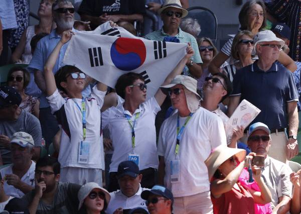 정현의 팬들이 태극기를 들고 응원하고 있다. 로이터