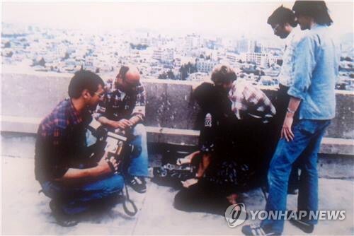 힌츠페터(왼쪽 첫번째) 기자가 1980년 5월 당시 광주 상황을 기록하던 모습 [5·18 기념재단 제공=연합뉴스]