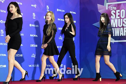 ▲ '블랙 의상으로 통일한 레드벨벳'