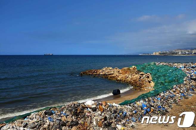지난 2015년 9월30일 촬영된 베이루트 북쪽 해안가. 쓰레기 더미로 가득하다. © AFP=뉴스1