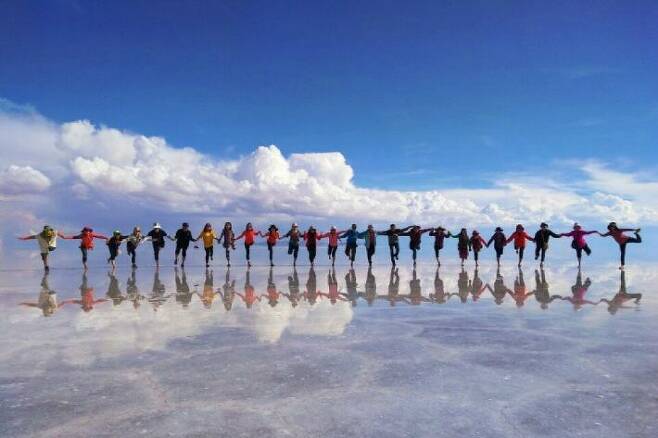 세계에서 가장 큰 거울이라 불리는 우유니 소금사막의 환상적인 모습(사진=여행꾼 제공)