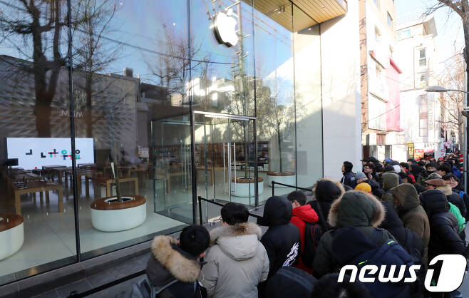 애플의 국내 첫 유통매장인 애플스토어 '애플가로수길'이 27일 문을 열었다.  2018.1.27/뉴스1 © News1 황기선 기자