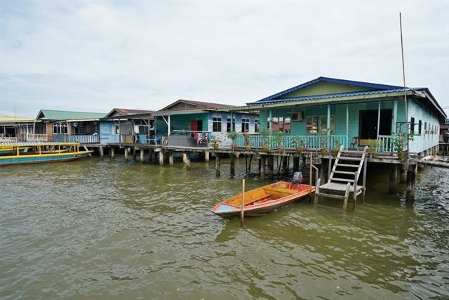세계 최대의 수상가옥인 '캄퐁 아예르'. 독자 제공