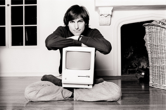 1984년 매킨토시 PC를 안고 있는 청년 스티브 잡스. 매킨토시는 도스 명령어 대신 아이콘·메뉴와 마우스를 적용해 일반인들도 사용하기 쉽게 만든 PC다. [중앙포토]