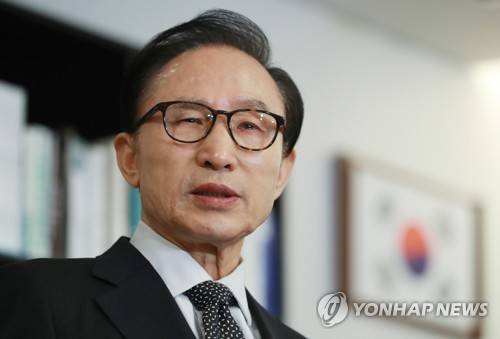 검찰 수사 반발하는 이명박 전 대통령 (서울=연합뉴스) 한종찬 기자 = 이명박 전 대통령이 지난 오후 강남구 삼성동 사무실에서 검찰의 특수활동비 수사와 관련한 입장을 발표하고 있다. 2018.1.17 saba@yna.co.kr (끝)