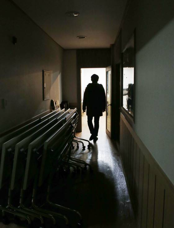 개인회생 중인 김선호(가명) 씨의 뒷 모습. 김씨는 두 차례 개인회생을 했지만 다시 대부업체 3곳에서 빚을 지고 있다. 생활습관을 고치지 않는 한 '부채 요요현상'에서 벗어나기란 쉽지 않다. 변선구 기자