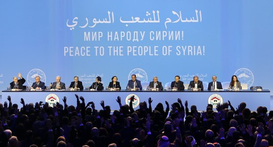 0일(현지시간) 러시아 흑해 휴양도시 소치에서 열린 '시리아국민대화회의' 모습. 시리아 내전을 종식시키기 위해 러시아가 주최한 회의로 관련국에서 약 1500명이 참석했다. [EPA=연합뉴스]