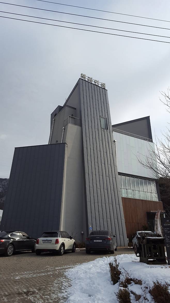 책과 인쇄 박물관은 하늘에서 보면 흡사 종이 쪽지를 접어 놓은 모양이 특색인 건축물이다