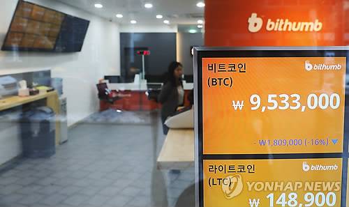 비트코인 약세에 썰렁한 거래소 (서울=연합뉴스) 신준희 기자 = 2일 오전 서울 중구 가상화폐 거래소 빗썸 전광판에 표시된 가상화폐의 대장 격인 비트코인 가격이 1천만원을 밑돌고 있다. hama@yna.co.kr