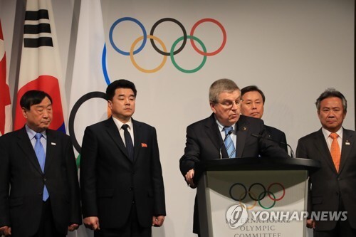 남북 평창 회담 후 합의 내용 발표하는 IOC 위원장 [연합뉴스 사진자료]