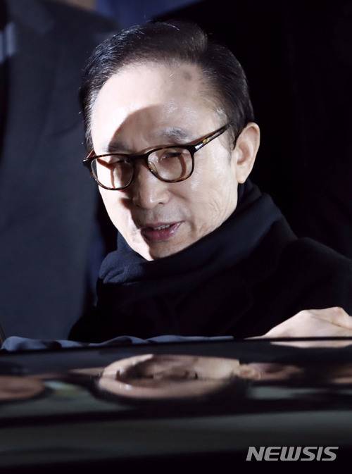 【서울=뉴시스】최동준 기자 = 이명박 전 대통령이 1월17일 서울 삼성동 사무실에서 성명서를 발표한 뒤 사무실을 나서고 있다. 2018.01.17. photocdj@newsis.com