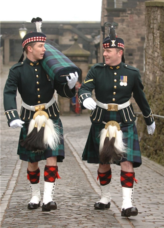 타르탄으로 꾸며진 베레모, 킬트, 각반을 착용한 왕실 연대 병사 /출처 =http://www.theroyalregimentofscotland.org/our-history/