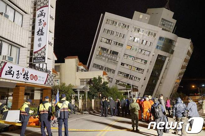 6일 밤 대만 동부 해안에서 규모 6.4의 지진이 발생해 2명이 사망하고 200여명이 부상했다. 사진은 7일 생존자를 수색하는 구조대원들의 모습. © AFP=뉴스1