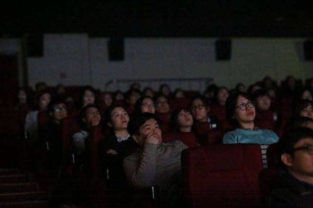 극장에서 배리어프리 영화를 관람하는 관객들. 장애인 뿐만 아니라 비장애인도 함께 영화를 보고 있다. 배리어프리영화위원회 제공