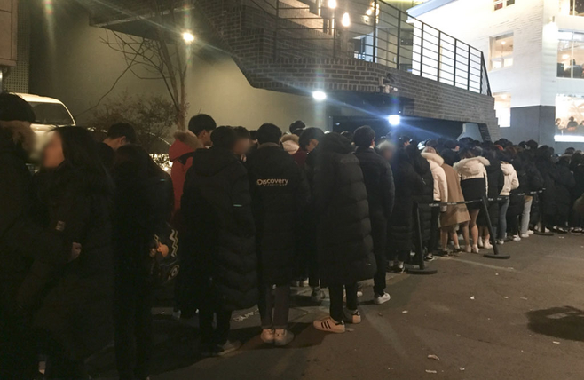 2월3일 저녁 8시, 100여 명의 청소년들이 홍대의 한 청소년 전용 클럽에 입장하기 위해 줄을 서 있다. © 사진= 박소정 인턴기자