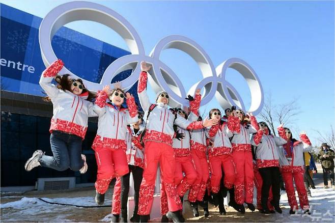 6일 오후 강원도 평창 알펜시아 리조트 내 평창동계올림픽 메인프레스센터 앞에서 자원봉사자들이 오륜마크 조형물을 배경으로 기념촬영 하고 있다. (사진=황진환 기자)