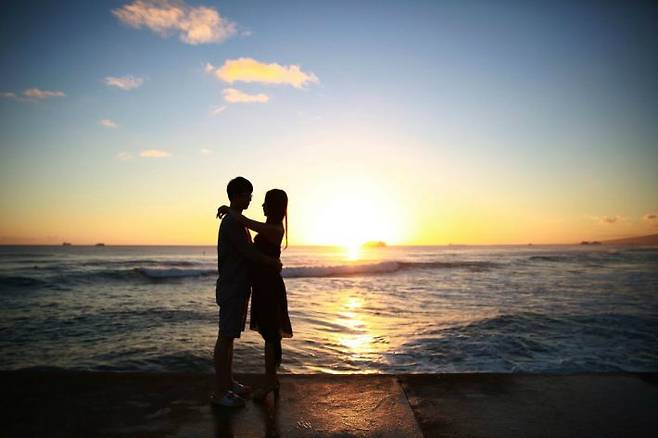 하와이의 이국적 풍경을 배경으로 달달한 허니문의 추억을 기록할 수 있는 허니문 스냅은 하와이 신혼여행의 필수 코스로 엄청난 인기를 누리고 있다. (사진=허니문리조트 제공)