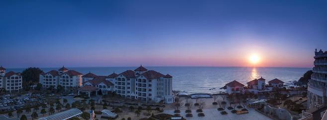 설명절에 일출을 볼 수 있는 쏠비치 호텔&리조트 양양의 아침 전경. 사진 | 대명리조트 제공