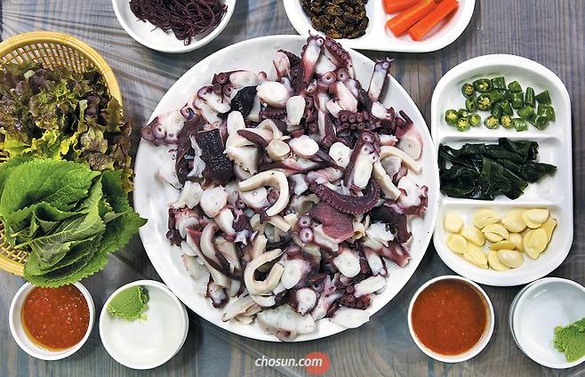 미식가들은 빨판이 작고 촘촘한 문어 다리 맨 끝을 최고로 친다. 쫀득한 껍질과 부드러운 속살을 동시에 즐길 수 있다. / 김종연 영상미디어 기자