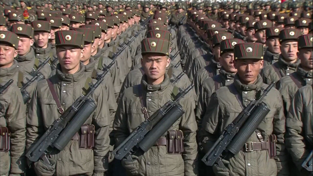 지난 8일 북한군 창건 열병식에서는 특수작전군 외 전방부대들이 헬리컬 탄알집을 장비한 장면이 포착됐다. 북한군 단위부대의 전투전술 변화로 연결될지 주목된다.          /연합뉴스
