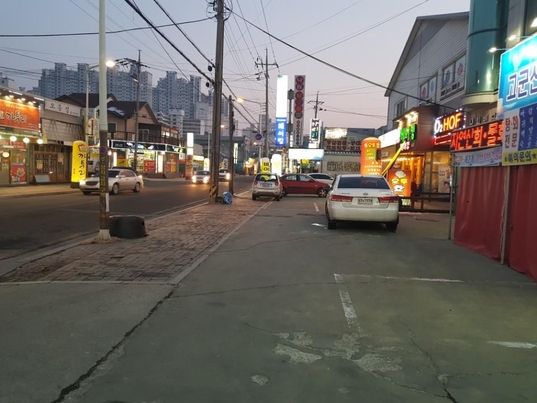 군산공장 주변의 대표적 상권인 소룡동 거리는 저녁시간에도 길거리를 걷는 사람이 거의 안 보일 정도로 을씨년스럽기만 했다./진상훈 기자
