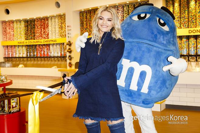 영국 런던 ‘m&m 월드’에서 2016년 12월14일 마스코트 복장을 한 도우미가 행사 참가자와 함께 서 있다. /게티이미지코리아