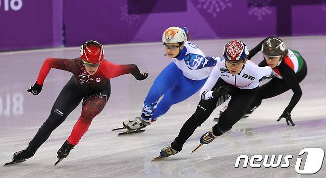 심석희가 10일 오후 강원도 강릉 아이스아레나에서 열린 2018 평창동계올림픽 쇼트트랙 스피드 스케이팅 여자 3000m 계주 예선 1조 경기에서 질주를 하고 있다. 2018.2.10/뉴스1 © News1 임세영 기자