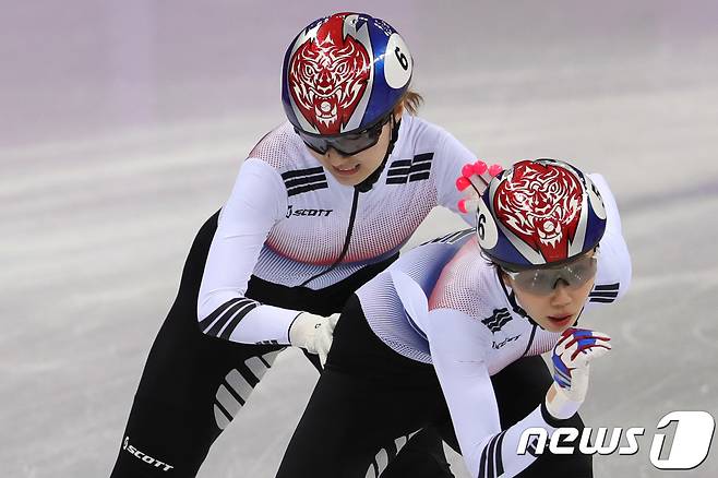 최민정이 10일 오후 강원도 강릉 아이스아레나에서 열린 2018 평창동계올림픽 쇼트트랙 스피드 스케이팅 여자 3000m 계주 예선 1조 경기에서 김예진을 밀어주고 있다. 2018.2.10/뉴스1 © News1 임세영 기자