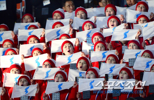 9일 오후 8시 강원도 평창 올림픽플라자에서 '2018 평창동계올림픽 개회식이 열렸다. 북한 응원단들이 응원을 하고 있다.   평창=정재근 기자 cjg@sportschosun.com/2018.02.09/