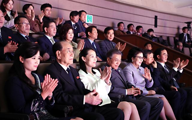 박원순 시장(가운데 줄 왼쪽서 세 번째)이 11일 서울 중구 국립극장 해오름극장에서 열린 북한 삼지연 관현악단의 공연을 관람하고 있다. 고영권 기자