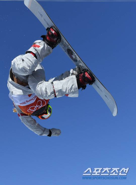 13일 오전 평창 휘닉스 스노경기장에서 '2018 평창동계올림픽' 스노보드 여자 하프파이프 결승전 경기가 열렸다. 우승 후보인 한국계 미국인 클로이 김이 1차시기 93.75점으로 1위를 차지했다. 하프파이프를 힘차게 내려오고 있는 클로이 김. 평창=송정헌 기자 songs@sportschosun.com/2018.02.13