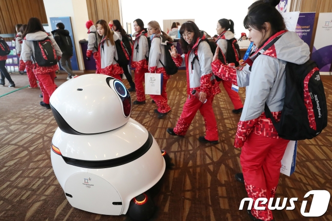 2018 평창동계올림픽 개막을 1주일 앞둔 지난 2일 강원도 평창 메인프레스센터(MPC)에서 자원봉사자들이 청소로봇을 보고 신기해 하고 있다. /사진=뉴스1