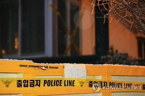 폴리스라인 설치된 제주 게스트하우스 (제주=연합뉴스) 박지호 기자 = 제주동부경찰서는 게스트하우스에 투숙했다가 목이 졸려 살해된 20대 여성의 시신을 11일 발견하고, 유력 용의자인 게스트하우스 운영자를 쫓고 있다. 이날 오후 사건이 발생한 해당 게스트하우스 입구에 폴리스라인이 설치돼 있다. 2018.2.11 jihopark@yna.co.kr