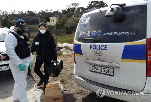 제주 게스트하우스 압수수색 (제주=연합뉴스) 박지호 기자 = 제주동부경찰서는 게스트하우스에 투숙했다가 목이 졸려 살해된 20대 여성의 시신을 11일 발견하고, 유력 용의자인 게스트하우스 관리인을 쫓고 있다. 12일 오전 경찰이 사건이 발생한 게스트하우스에서 압수수색을 마치고 증거품을 가지고 나오고 있다. 2018.2.12 jihopark@yna.co.kr