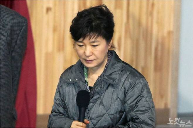 지난 2014년 7월 여객선 '세월호' 침몰 사고 이틀째인 17일 오후 실종자 가족들이 모여있는 전남 진도실내체육관을 찾은 박근혜 대통령이 피해 가족들의 요구사항을 듣고 있다. (사진=자료사진)