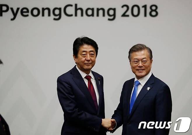 문재인 대통령이 지난 9일 오후 강원도 평창군 용평리조트 블리스힐스테이에서 아베 신조 일본 총리와 정상회담을 하고 있다.(청와대 페이스북) 2018.2.9© AFP=뉴스1