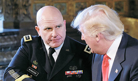 도널드 트럼프(오른쪽) 미국 대통령과 대화를 나누고 있는 백악관 국가안보보좌관 허버트 맥매스터.