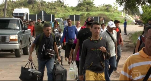 국경을 넘어 브라질로 입국하는 베네수엘라인들 [브라질 뉴스포털 G1]
