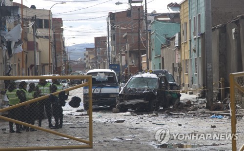 볼리비아 경찰이 지난 13일 오루로 시에서 발생한 폭발 현장을 지키고 있다. [AP=연합뉴스 자료 사진]