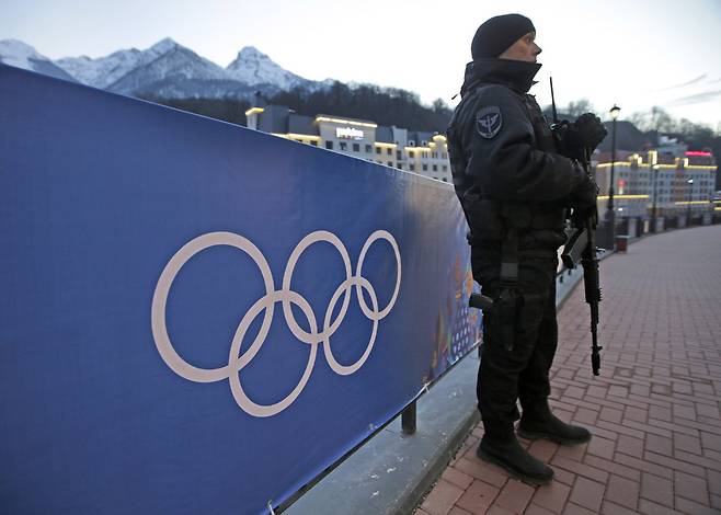 2014년 2월 소치 올림픽이 열렸을 당시 스키 경기가 열리는 리조트 주변을 경계하는 무장 병력. 사진 AP.