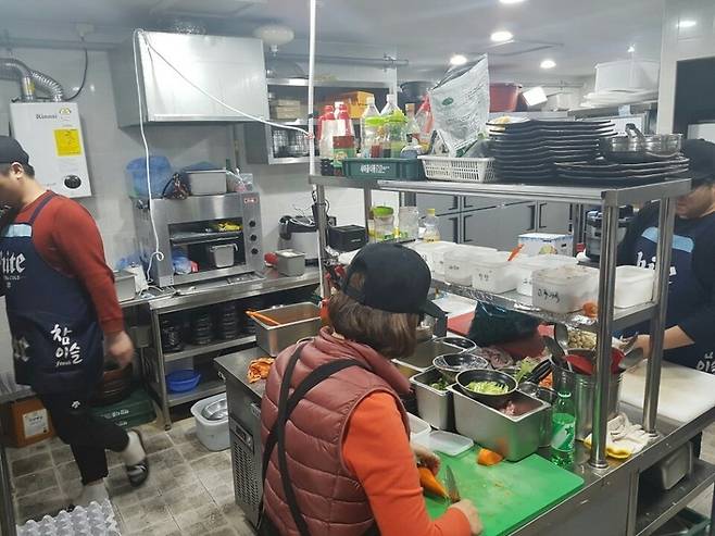 경기도 평택의 한 음식점 주방에서 일하는 직원들의 모습. 이 음식점을 운영하는 김현석(가명·41)씨는 고용보험에 가입하길 꺼려하는 직원들 때문에 일자리 안정자금 신청을 포기했다고 밝혔다. 방준호 기자